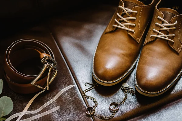 Closeup zarif şık kahverengi erkek ayakkabı. Evlenmek için hazırlık — Stok fotoğraf