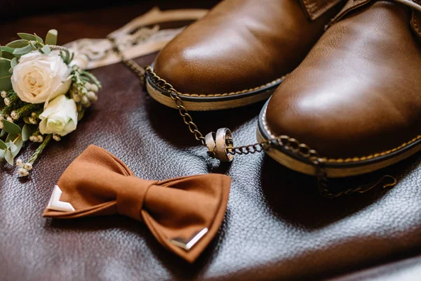 Primer plano de elegantes zapatos masculinos marrones con estilo. Preparación para la boda — Foto de Stock