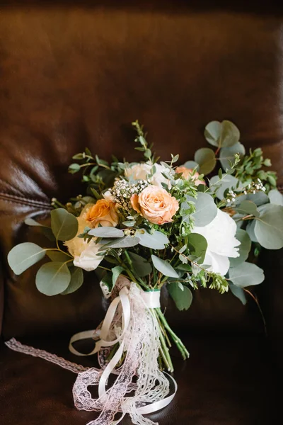 Belo buquê de casamento de verão Um lindo buquê de casamento em um — Fotografia de Stock