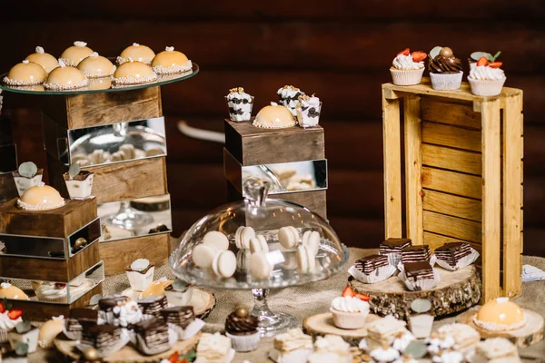 Candy Bar. Heerlijke zoete buffet met cupcakes. — Stockfoto