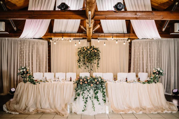 Ünnepi asztal a menyasszony és a vőlegény díszített ruhával és f — Stock Fotó