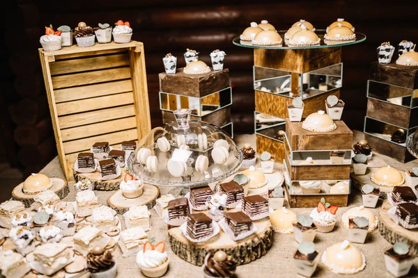 Candy Bar. Delicioso buffet doce com cupcakes . — Fotografia de Stock