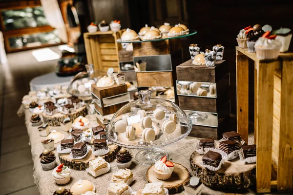Candy Bar. Delicious sweet buffet with cupcakes. — Stock Photo, Image
