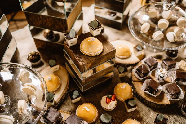 Candy Bar. Läckra söta buffé med cupcakes. — Stockfoto