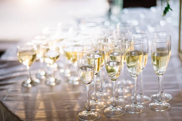 Feestelijke tafel setting met champagne. champagneglazen close-up — Stockfoto