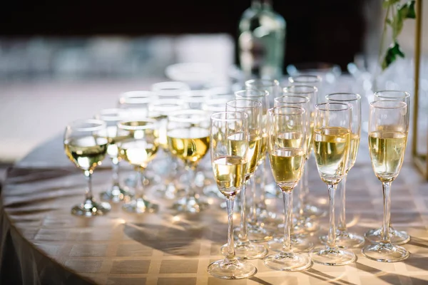 Feestelijke tafel setting met champagne. champagneglazen close-up — Stockfoto