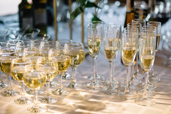 Świąteczny stół ustawienie z szampanem. Kieliszki do szampana z bliska — Zdjęcie stockowe