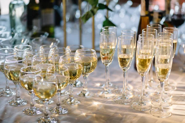 Накрытие праздничного стола с шампанским. бокалы для шампанского — стоковое фото