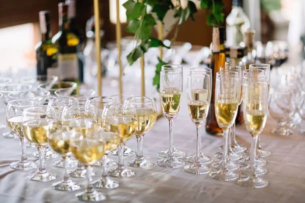 Festive table setting with champagne. champagne glasses close up — Stock Photo, Image