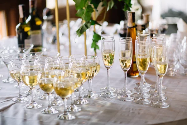 Table de fête avec champagne. verres à champagne fermer — Photo