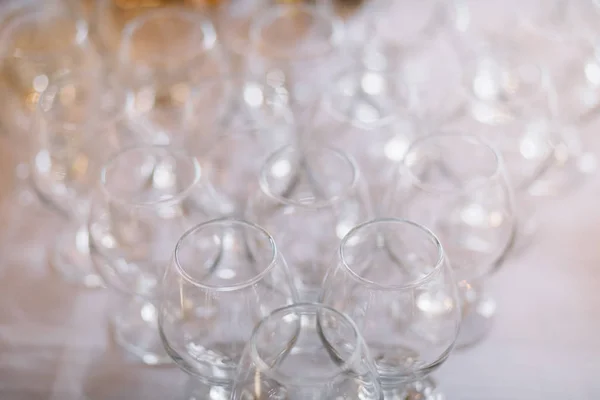 Feestelijke tafel setting met champagne. champagneglazen close-up — Stockfoto