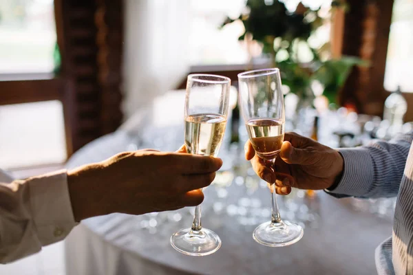 Apparecchiatura di tavola festiva con champagne. bicchieri di champagne da vicino — Foto Stock