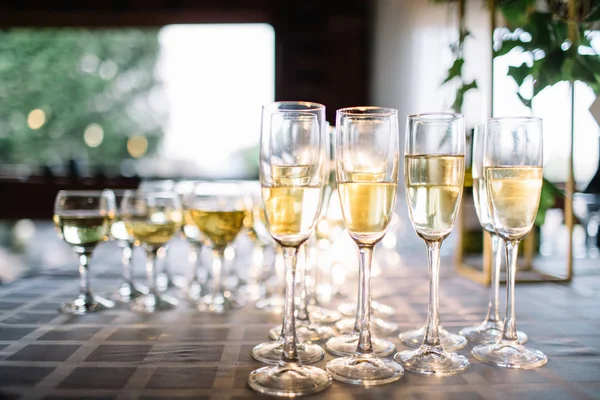 Apparecchiatura di tavola festiva con champagne. bicchieri di champagne da vicino — Foto Stock