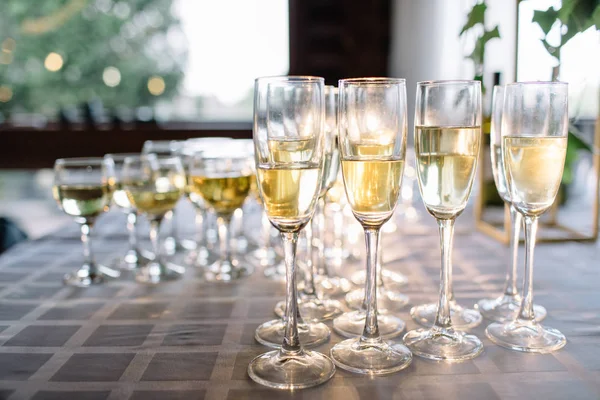 Şampanya ile Festival tablo ayarı. şampanya bardağı yakın çekim — Stok fotoğraf