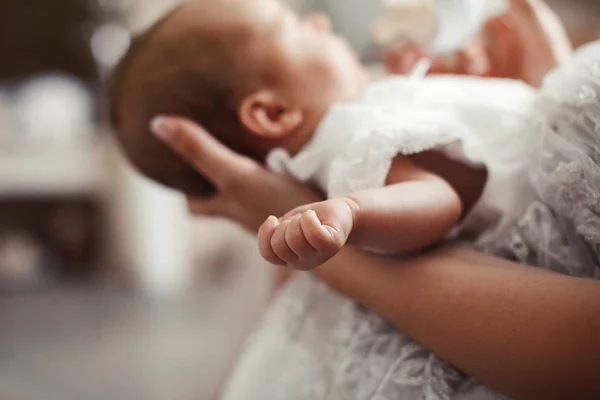 Närbild Porträtt Vacker Ung Mamma Kysser Hennes Nyfödda Baby Nyfödda — Stockfoto