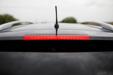 Siyah premium şehir geçidi, lüks SUV arka ışık yakın çekim.