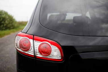 Siyah premium şehir geçidi, lüks SUV arka ışık yakın çekim.