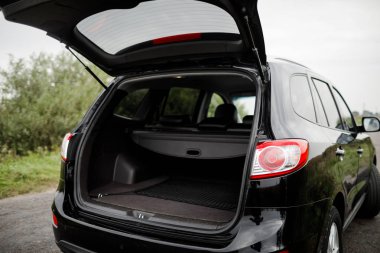 Siyah premium şehir geçidi, lüks SUV arka ışık yakın çekim.