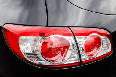 Siyah premium şehir geçidi, lüks SUV arka ışık yakın çekim.