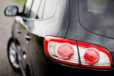 Siyah premium şehir geçidi, lüks SUV arka ışık yakın çekim.