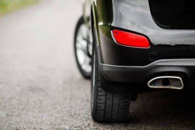 Siyah premium şehir geçidi, lüks SUV arka ışık yakın çekim.