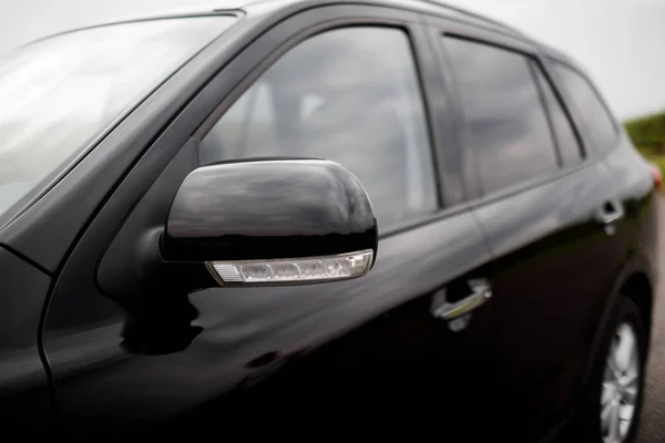 黒い車の詳細。ドア車の詳細、車のミラーのクローズ アップ. — ストック写真