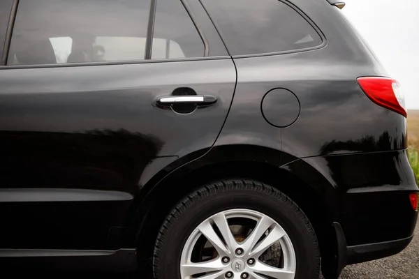 黒のモダンな車のヘッドライト フロント ビュー 黒のモダンな車のクローズ アップ — ストック写真