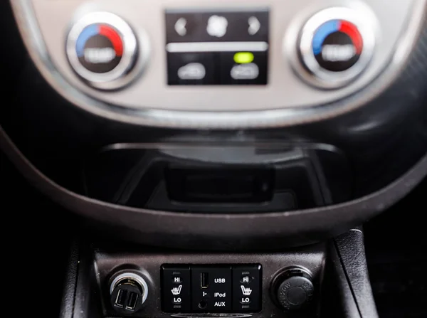 Moderno luxo prestígio carro interior, painel de instrumentos, volante . — Fotografia de Stock