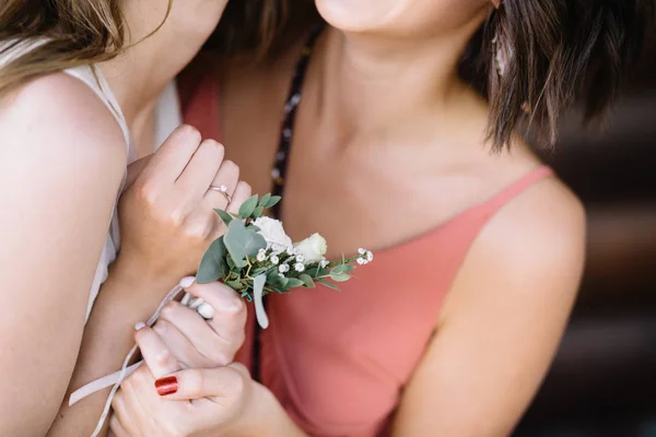 Mempelai Wanita Cantik Dalam Gaun Pengantin Dengan Bunga Dan Pengiring — Stok Foto