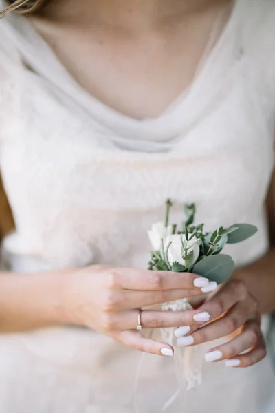 Krásná Nevěsta Svatebních Šatech Květinami — Stock fotografie