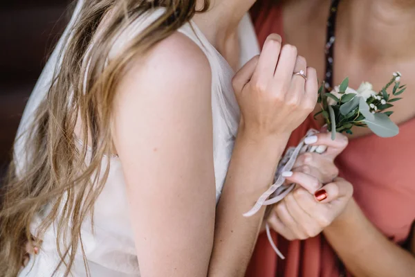 Mempelai Wanita Cantik Dalam Gaun Pengantin Dengan Bunga Dan Pengiring — Stok Foto