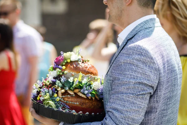 男保持伝統的な結婚式のパン — ストック写真