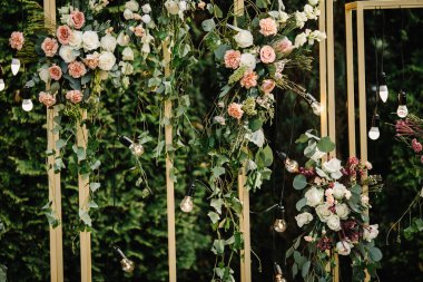 düğün çiçek dekorasyon. Açık havada düğün. rustik tarzı. Güzel çiçek süslemeleri dışında.