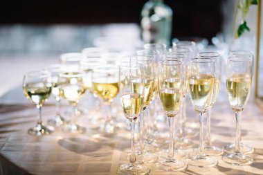 Tablo ayarı, gözlük ile köpüklü şarap. şampanya bardağı kapatın. Şampanya ile Festival tablo ayarı.