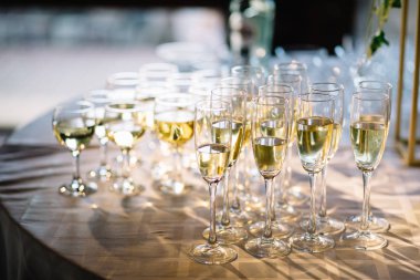 Tablo ayarı, gözlük ile köpüklü şarap. şampanya bardağı kapatın. Şampanya ile Festival tablo ayarı.