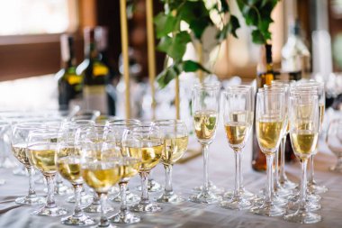 Tablo ayarı, gözlük ile köpüklü şarap. şampanya bardağı kapatın. Şampanya ile Festival tablo ayarı.