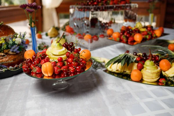 Table Banquet Pleine Fruits Baies Événement Traiteur — Photo