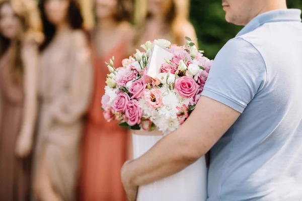 Bräutigam Hält Einen Strauß Zur Hochzeit — Stockfoto
