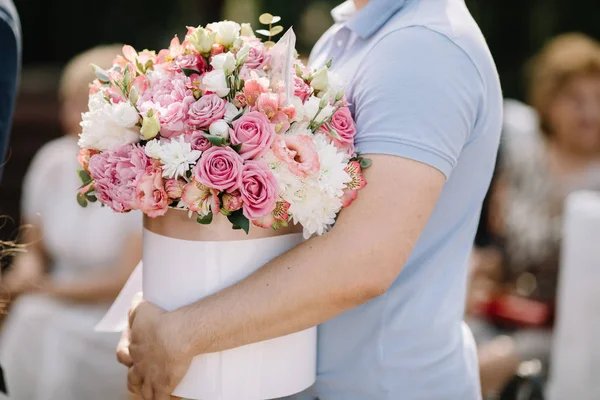 新郎の結婚式で花束を保持 — ストック写真