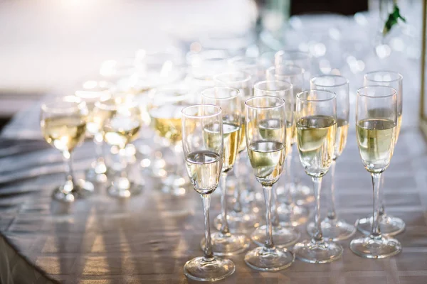 Tabel Instellen Glazen Met Mousserende Wijn Champagneglazen Close Feestelijke Tafel — Stockfoto