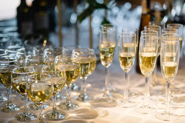 桌子的设置 眼镜与起泡酒 香槟杯结束了节日餐桌设置香槟 — 图库照片