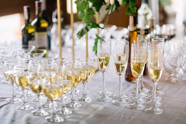 Ajuste Mesa Copos Com Vinho Espumante Taças Champanhe Fecham Cenário — Fotografia de Stock