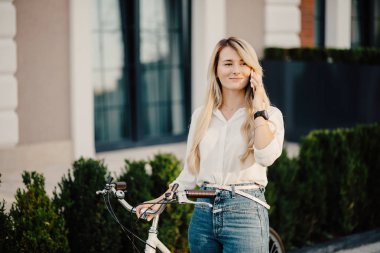 Genç güzel hipster kadın Bisiklet ile poz. 