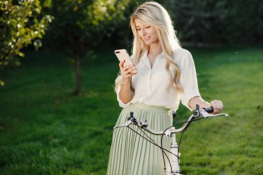 Uzun saç ayakta yakınındaki vintage whit ile genç seksi sarışın kız