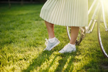 Uzun saç ayakta yakınındaki vintage whit ile genç seksi sarışın kız