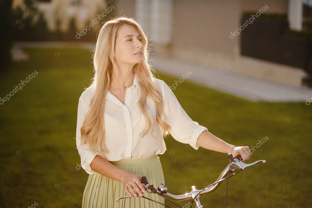 Blondes mädchen von hinten