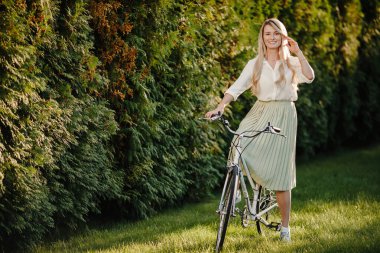 Uzun saç ayakta yakınındaki vintage whit ile genç seksi sarışın kız