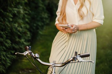 Uzun saç ayakta yakınındaki vintage whit ile genç seksi sarışın kız