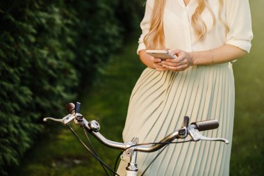 Uzun saç ayakta yakınındaki vintage whit ile genç seksi sarışın kız