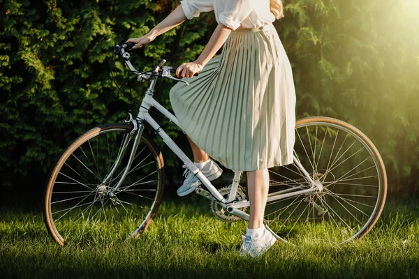 Ung sexig blond tjej med långt hår står nära vintage whit — Stockfoto